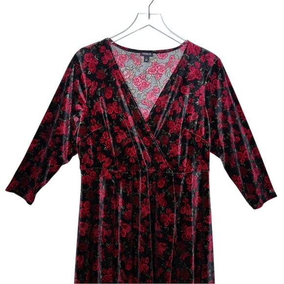 TORRID Black Velvet Red Rose Faux Wrap Front Women’s  Whimsigoth Dress Sz 1X - Picture 3 of 12